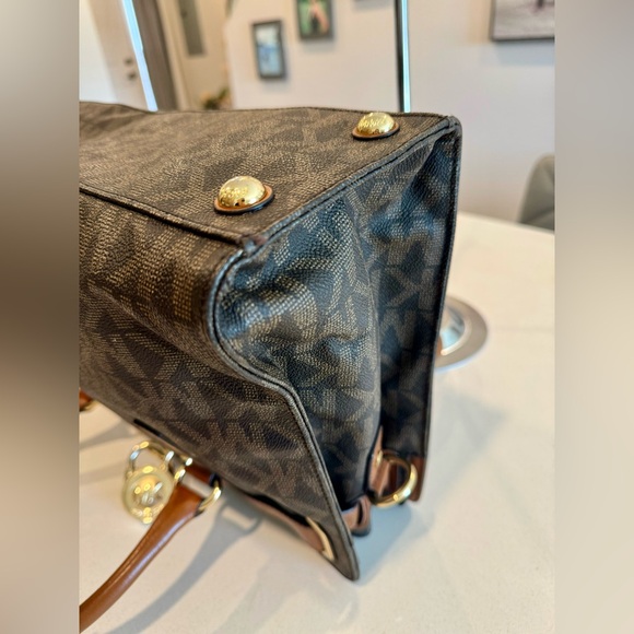 Michael Kors Hamilton Gold lock bag - Picture 6 of 16